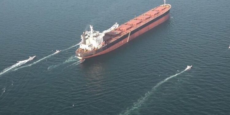 عبور ابر نفتکش تحریمی از تنگه هرمز