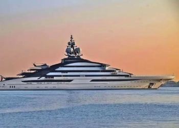 عبور ابرقایق تفریحی میلیاردر روس از تنگه هرمز