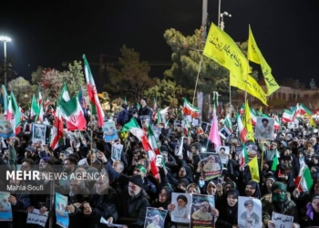 میدان‌داری مردم اراک در شب‌های حماسه زیر بارش شدید باران - خبرگزاری مهر | اخبار ایران و جهان