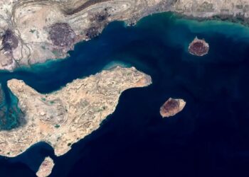 کشتی‌ ها برای عبور از هرمز از ایران اجازه می‌ گیرند