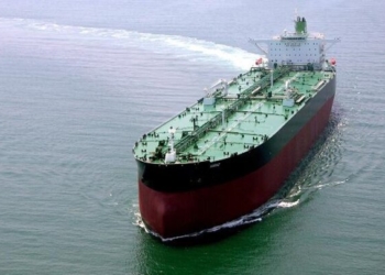 گزارش بلومبرگ از توقف کم‌سابقه تردد کشتی‌ها در تنگه هرمز