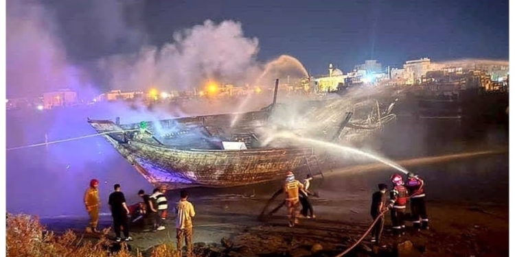 حریق شناور چوبی در کانال بندر گناوه مهار شد